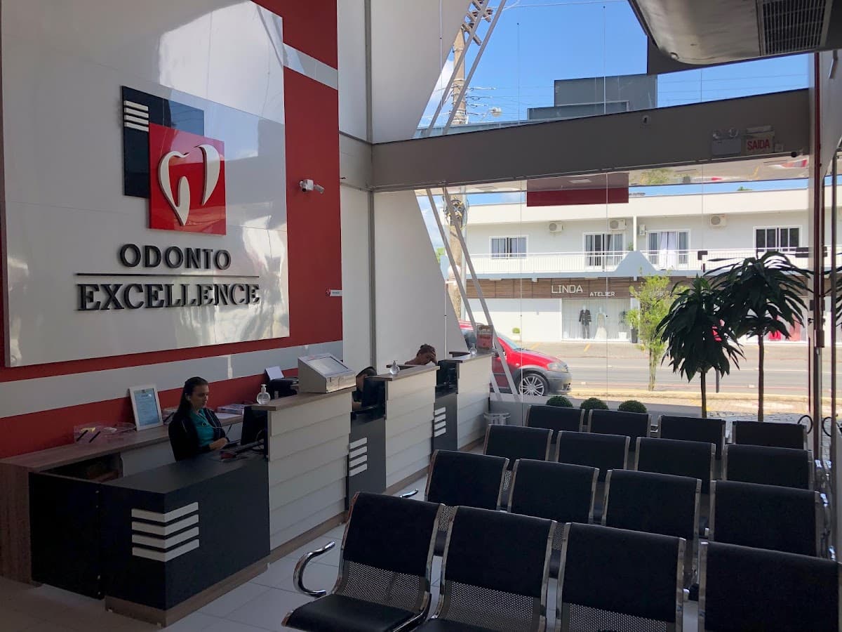 Paciente sorrindo após tratamento