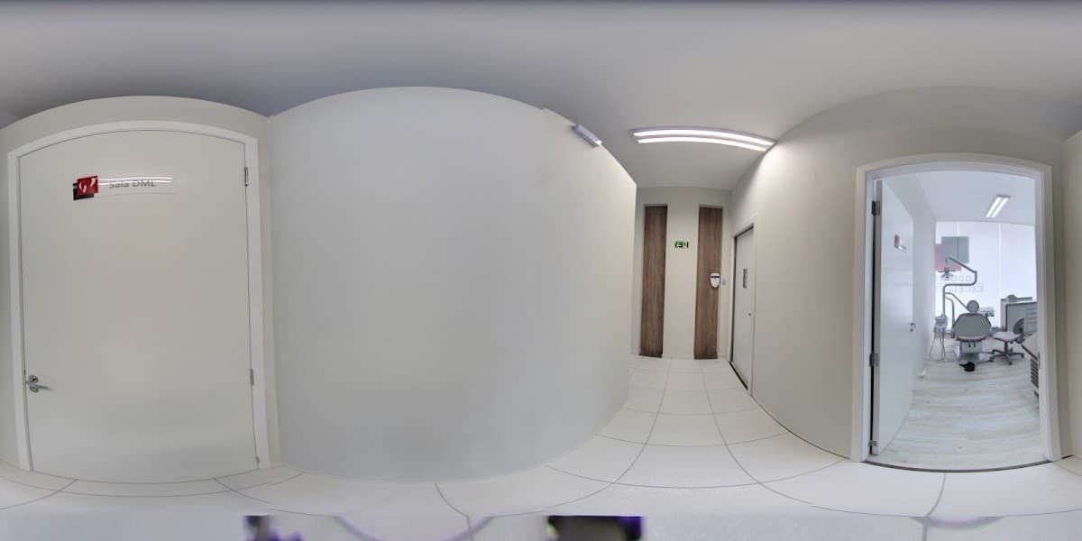 A foto mostra um consultório odontológico limpo e bem iluminado.