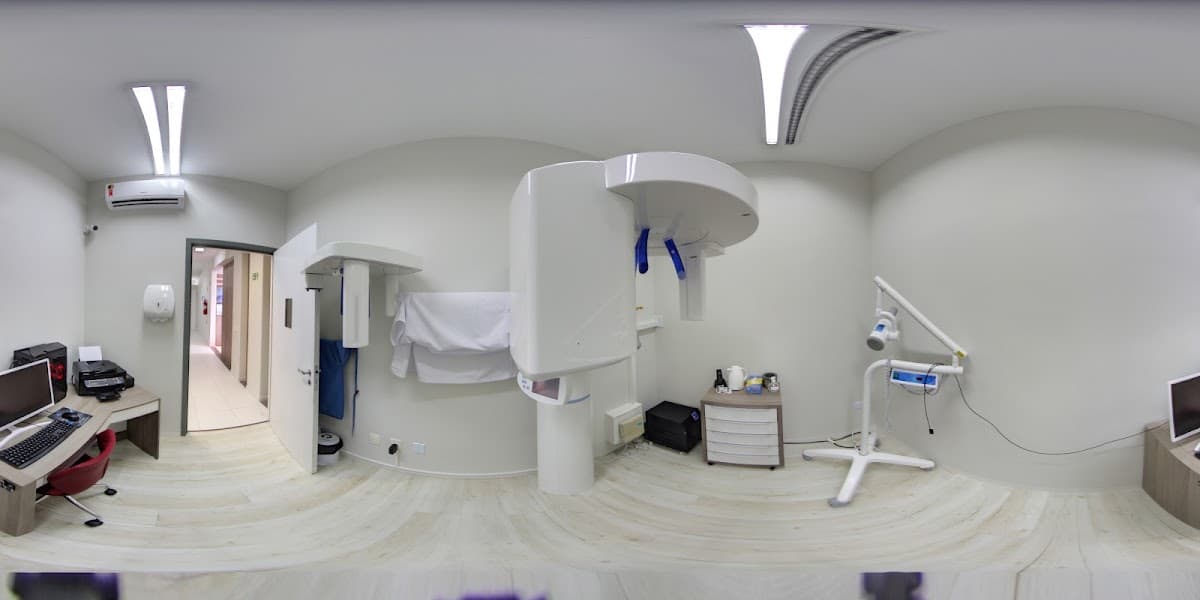 Consultório bem iluminado e organizado, com equipamentos odontológicos visíveis.