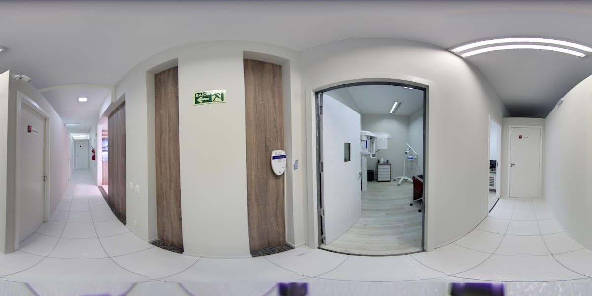 Imagem do interior da clínica, com consultórios visíveis.