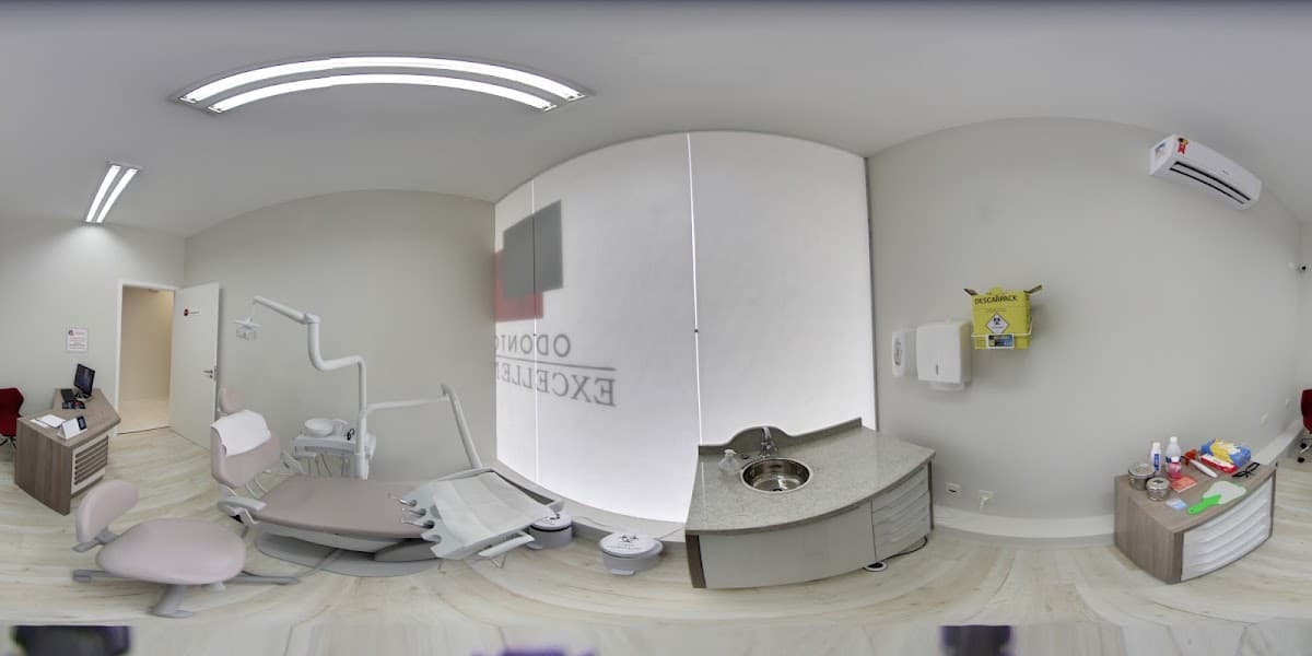 Consultório odontológico bem iluminado e organizado.