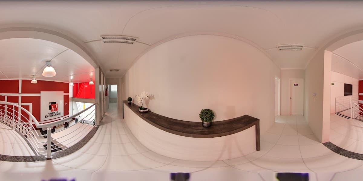 Recepção moderna e bem iluminada com decoração minimalista.